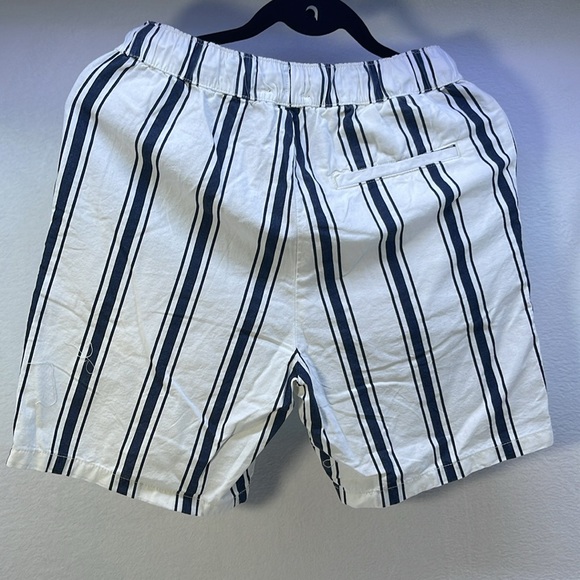 ASOS design, white and navy blue shorts - Picture 3 of 4